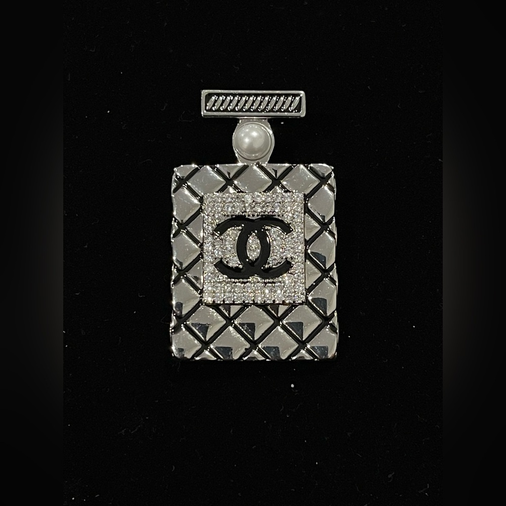 Fashion Jewelry Silver Black Quilted Perfume Bottle Brooch with Pearl